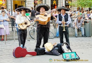 Entertainment on Puerta del Sol