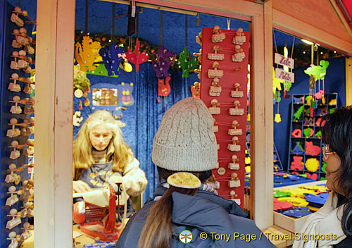 Cologne Weihnachtsmarkt gift shop