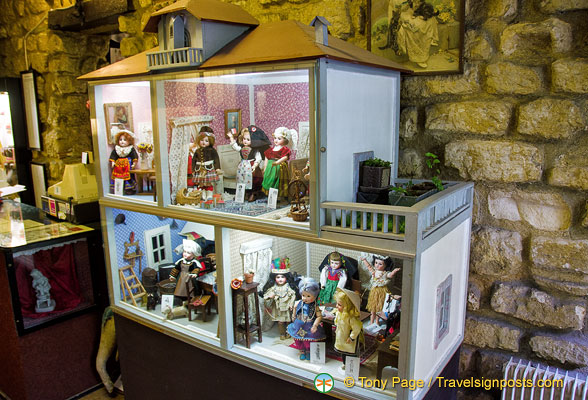 Dollhouse with dolls from different countries