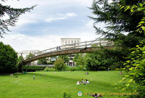Arched footbridge that spans the Jardin de Reuilly