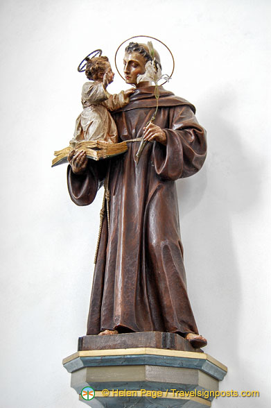 Grabkirche statues