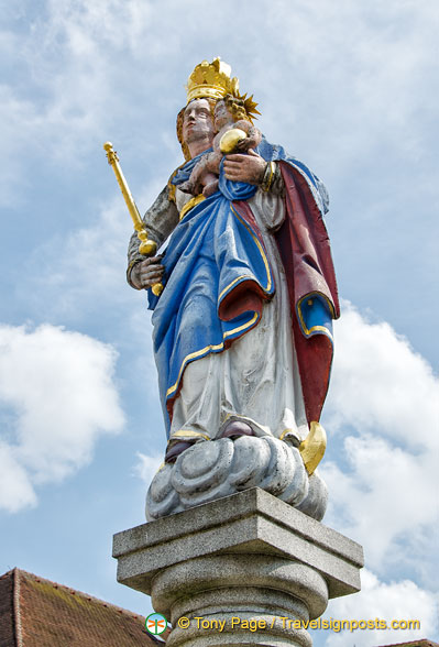 Statue of the Virgin Mary on Luitpoldplatz