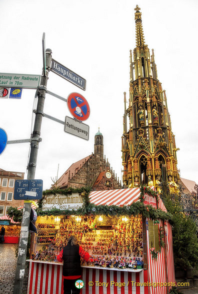 Christmas Market stall next to the Schöner Brunnen