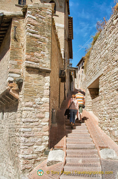 Narrow street of Assisi