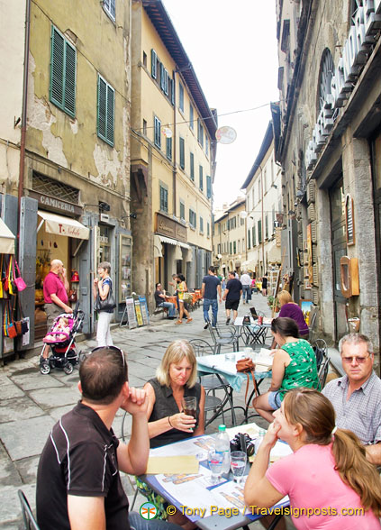 Shops and cafes along via Nazionale
