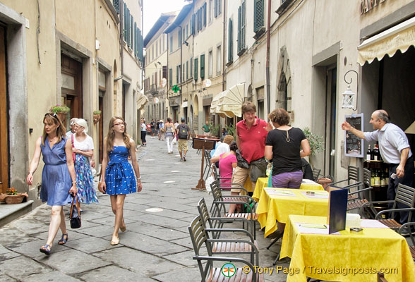 Tourist and restaurants on via Nazionale