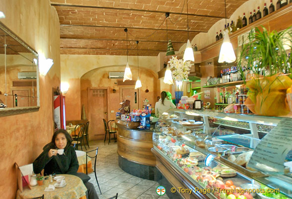 Coffee break at Caffe del Borgo a block from the Basilica of Santa Croce