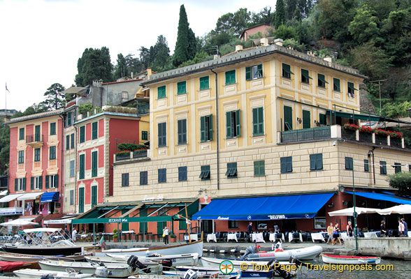 Restaurants and shops along Calata Marconi
