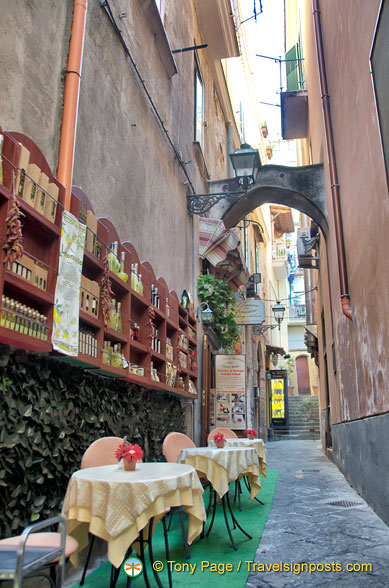 The Old Taverna Sorrentina has accommodation, a tavern and cooking school