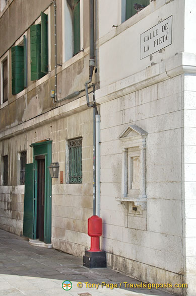 Calle de la Pieta around the side of the Metropole Hotel