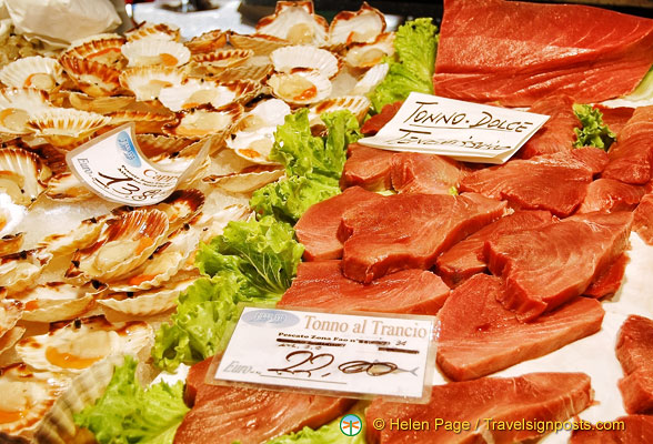 Scallops and beautiful tuna steaks (tonno al trancio)