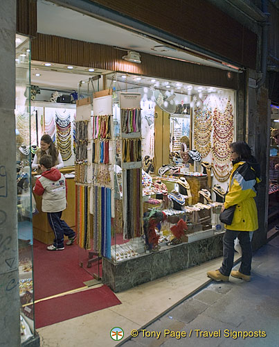 Murano glass jewelry shop in San Polo