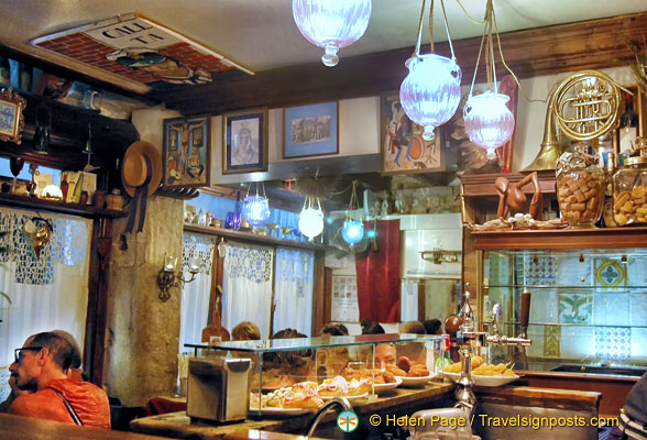 A cozy bar-restaurant in San Polo