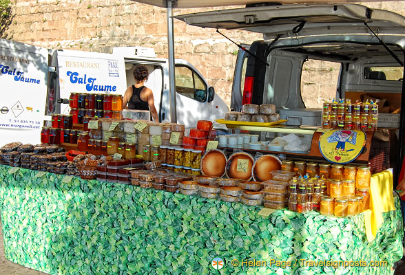 At the Montserrat market stalls you can buy local cottage cheese, honey, fig cakes and much more