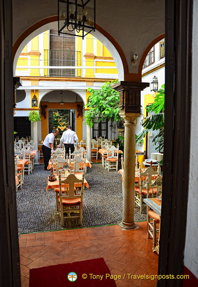 Restaurante La Cueva in the Barrio de Santa Cruz