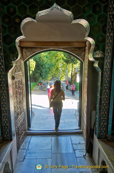 Entrance to the Yeşil Türbe