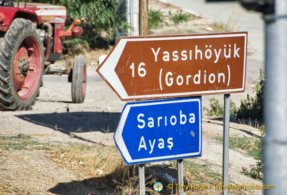 Signpost to Yassihöyük the nearest village to the Gordion site