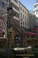 Heinzelmännchenbrunnen in Cologne Altstadt