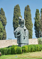 Sculture of St Francis returning to Assisi
