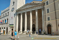 Tempio di Minerva with its perfectly preserved columns from the Augustan period