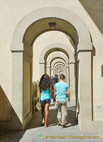 Arched walkway towards Ponte Vecchio