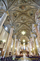 Nave of Cattedrale di San Lorenzo