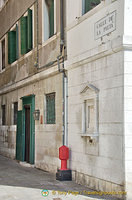 Calle de la Pieta around the side of the Metropole Hotel