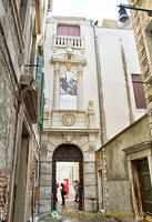 Archway leading to the Palazzo Grimani