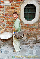 Pissabraghe - Venice's revenge against men who pee in building corners