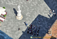 Statue of Dante in the centre of Piazza dei Signori