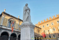 Statue of Dante in Piazza Signori