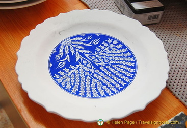 Hand-painted centre of plate