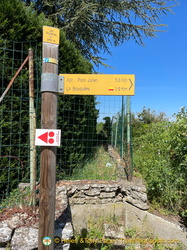 Signpost to Pont Julien