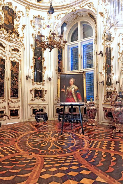 Oval Chinese Cabinet in Schönbrunn castle: Dennis Jarvis 