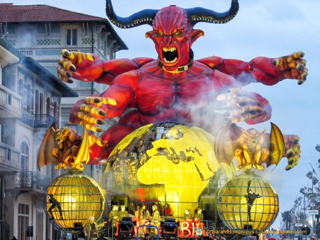 "La Gabbia" ("The Cage") - Viareggio Carnival