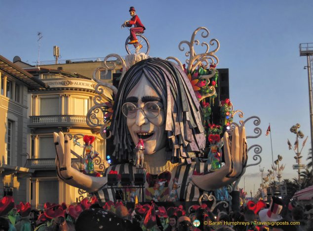 "Revolution" (and John Lennon) makes its way along the Viareggio promenade
