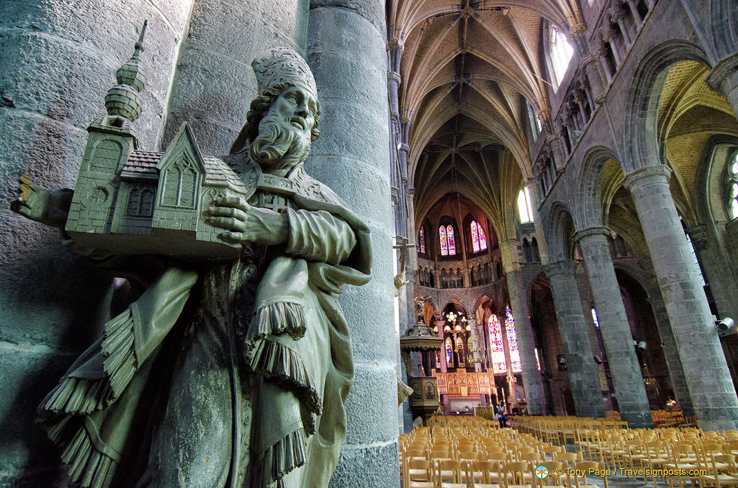 Entrance of Notre-Dame de Dinant เที่ยวเบลเยียม