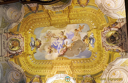 In the center of the ceiling a female figure is recognisable. She is the allegory of Faith