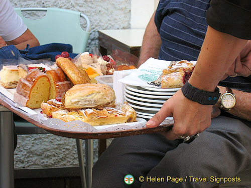 Trays of deserts are brought to your table .. all the more to tempt you with[Salzburg - Austria]u