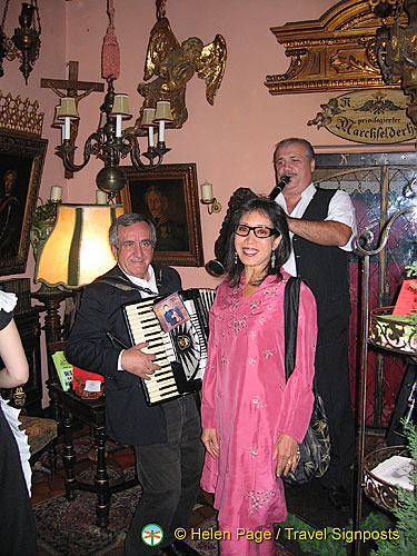 Musicians welcome us to the Marchfelderhof