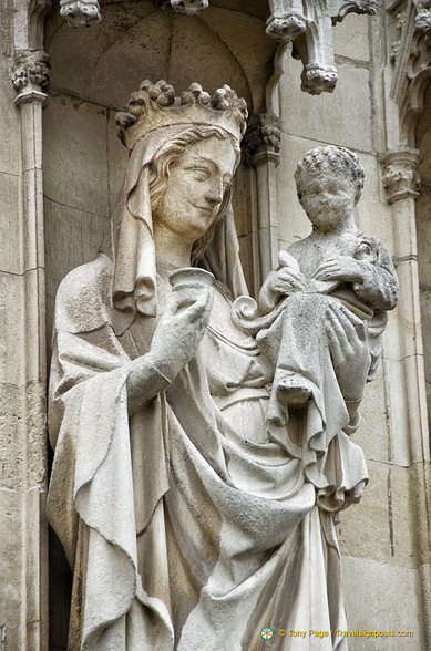 Statue of Mary and Jesus on the Stadhuis facade