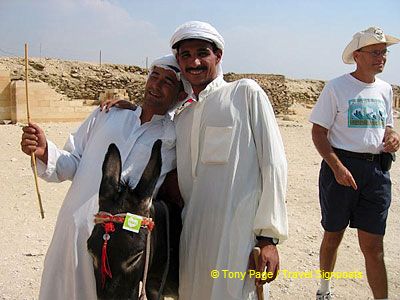 Baksheesh for three, donkey incuded.
[Step Pyramid of Djoser - Saqqara - Egypt]