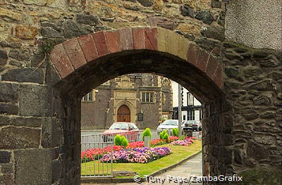 The walls form an almost unbroken shield around the old town
[Conwy Castle - North Wales]