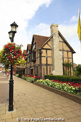 His father John was a glovemaker and wool merchant[Stratford-upon-Avon - England]