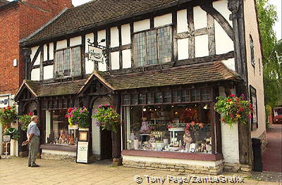 Stratford-on-Avon has the appearance of a small Tudor market town [Stratford-upon-Avon - England]e