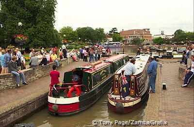 "Narrow boats" or canal live aboard barges in a loch at Stratford-on-Avon [Stratford-upon-Avon - England]