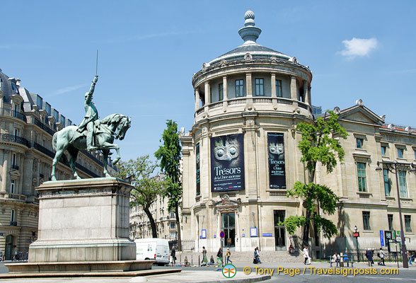Entrance to the Guimet Museum at 6 Place d'Iéna in the 16th arrondissement