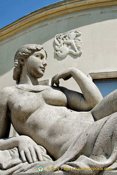 Nude sculpture in the Palais de Tokyo forecourt