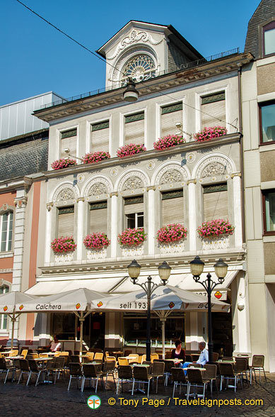 The beautiful building housing Cafe Calchera at Simeonstraße 54
