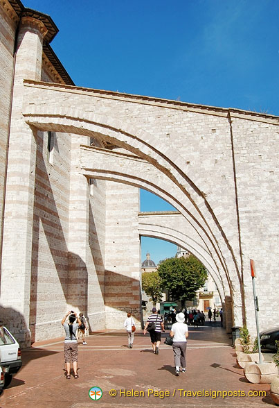 Three large flying buttresses strengthen the left side of Santa Chiara